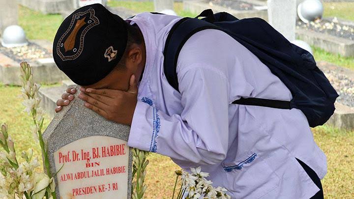 Hukum Memegang, Mengusap dan Mencium Batu Nisan